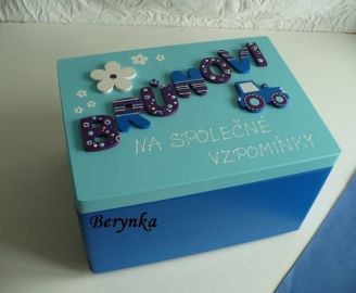 Dřevěné bedýnky s písmenky a autíčky - různá provedení