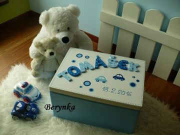 Dřevěné bedýnky s písmenky a autíčky - různá provedení