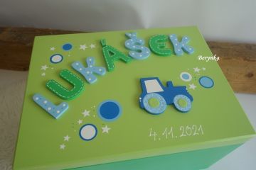 Dřevěné bedýnky s písmenky a autíčky - různá provedení