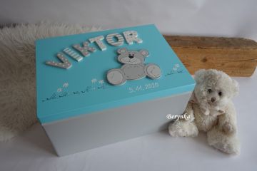 Dřevěná bedýnka s písmenky a medvídkem - v různých barvách pro kluky