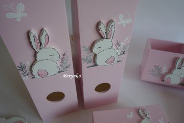 Dekorace pudrově růžové se zajíčkem v trávě