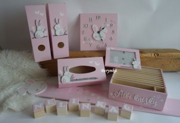 Dekorace pudrově růžové se zajíčkem v trávě