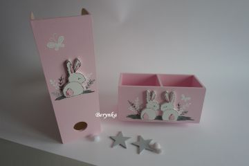 Dřevěný šanon se zajíčky v trávě