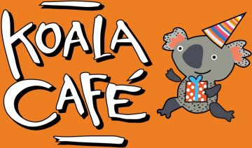 Dřevěná pokladnička s logem kavárny