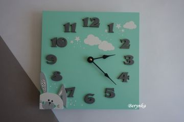 Dřevěné hodiny se zajíčkem podle předlohy