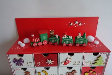 Adventní kalendář *červený* dřevěnými obrázky - různá provedení