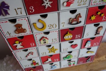 Adventní kalendář *červený* dřevěnými obrázky - různá provedení