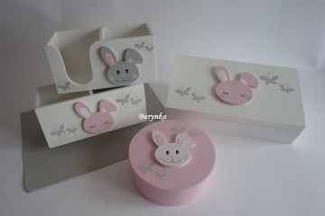 Dekorace v bílé barvě s hlavou zajíčka