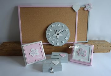 Dekorace v růžové a šedé barvě se srdíčky a kytičkami