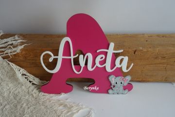 Dřevěné písmeno se jménem a sloníkem