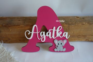 Dřevěné písmeno se jménem a sloníkem