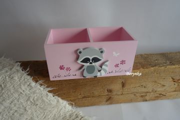 Dřevěný stojánek na tužky s mývalem