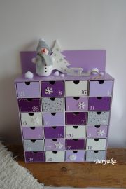 Adventní kalendář fialový se sněhulákem