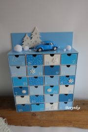 Adventní kalendář modrý s autíčkem