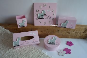 Dřevěné dekorace pudrově růžové s koníkem