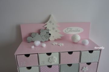 Adventní kalendář pudrově růžový s medvídkem