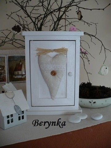 Dřevěná skříňka na klíče s látkovým srdíčkem