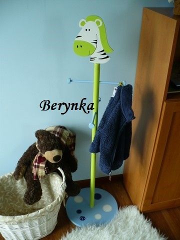 Věšák - němý sluha se zebrou