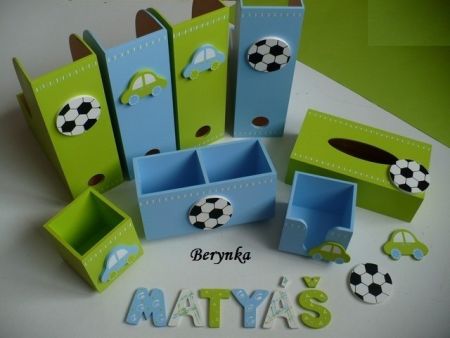 Dřevěné dekorace - s fotbalovým míčem a autíčkem