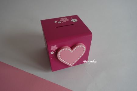 Dřevěná pokladnička se srdíčkem