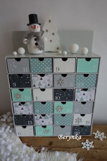 Adventní kalendář šedo-mátový se sněhulákem