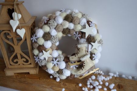 Klubíčkový věnec v hnědé