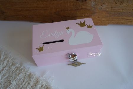 Dřevěná pokladnička s labutí