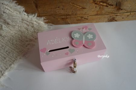 Dřevěná pokladnička s motýlkem