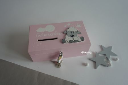 Dřevěná pokladnička s ovečkou