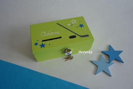 Dřevěná pokladnička s florbalovou hokejkou