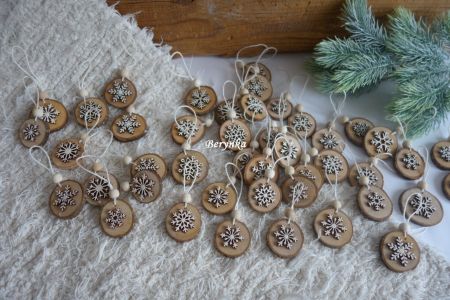 Dřevěné vánoční ozdoby s vločkou