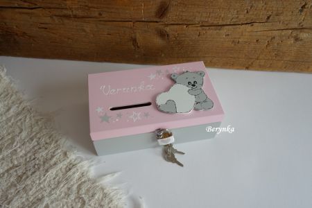 Dřevěná pokladnička s medvídkem se srdíčkem