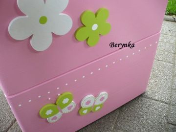 Dřevěná bedýnka s kytičkami