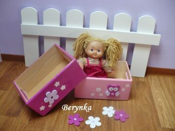 Dřevěná bedýnka s kytičkami