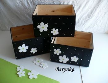 Dřevěná bedýnka s kytičkami
