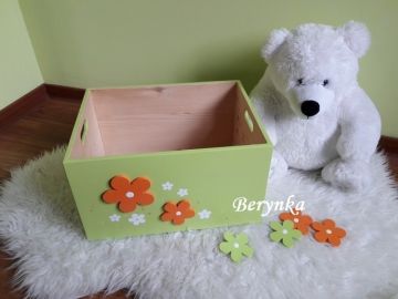 Dřevěná bedýnka s kytičkami