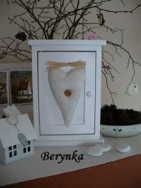 Dřevěná skříňka na klíče s látkovým srdíčkem