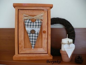 Dřevěná skříňka na klíče s látkovým srdíčkem