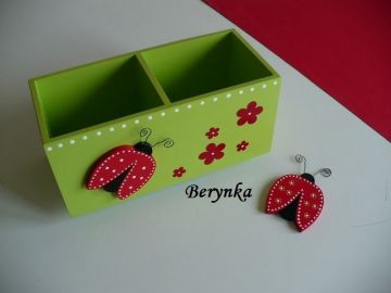 Dřevěný stojánek na tužky s beruškou