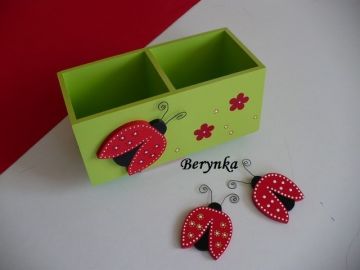 Dřevěný stojánek na tužky s beruškou