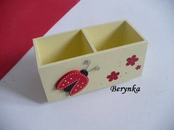 Dřevěný stojánek na tužky s beruškou