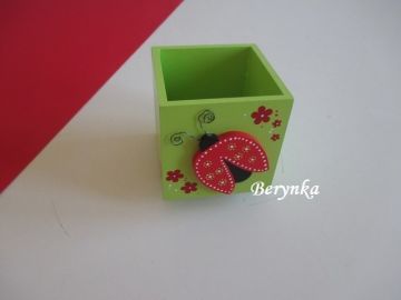 Dřevěný stojánek na tužky s beruškou