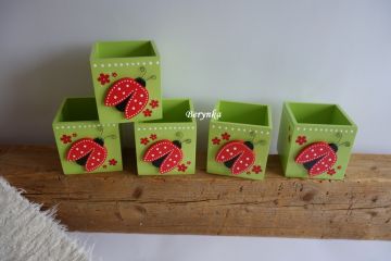 Dřevěný stojánek na tužky s beruškou