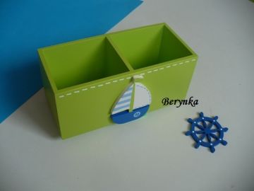 Dřevěný stojánek na tužky s lodičkou