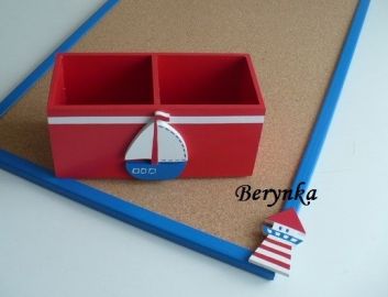 Dřevěný stojánek na tužky s lodičkou