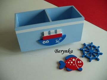 Dřevěný stojánek na tužky s lodičkou