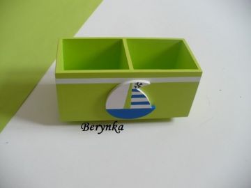 Dřevěný stojánek na tužky s lodičkou