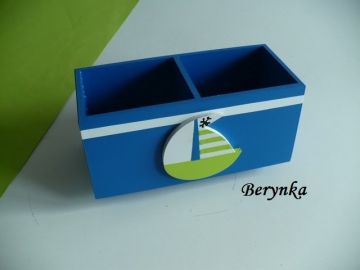 Dřevěný stojánek na tužky s lodičkou