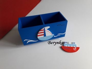 Dřevěný stojánek na tužky s lodičkou