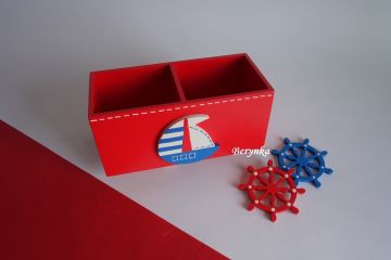 Dřevěný stojánek na tužky s lodičkou